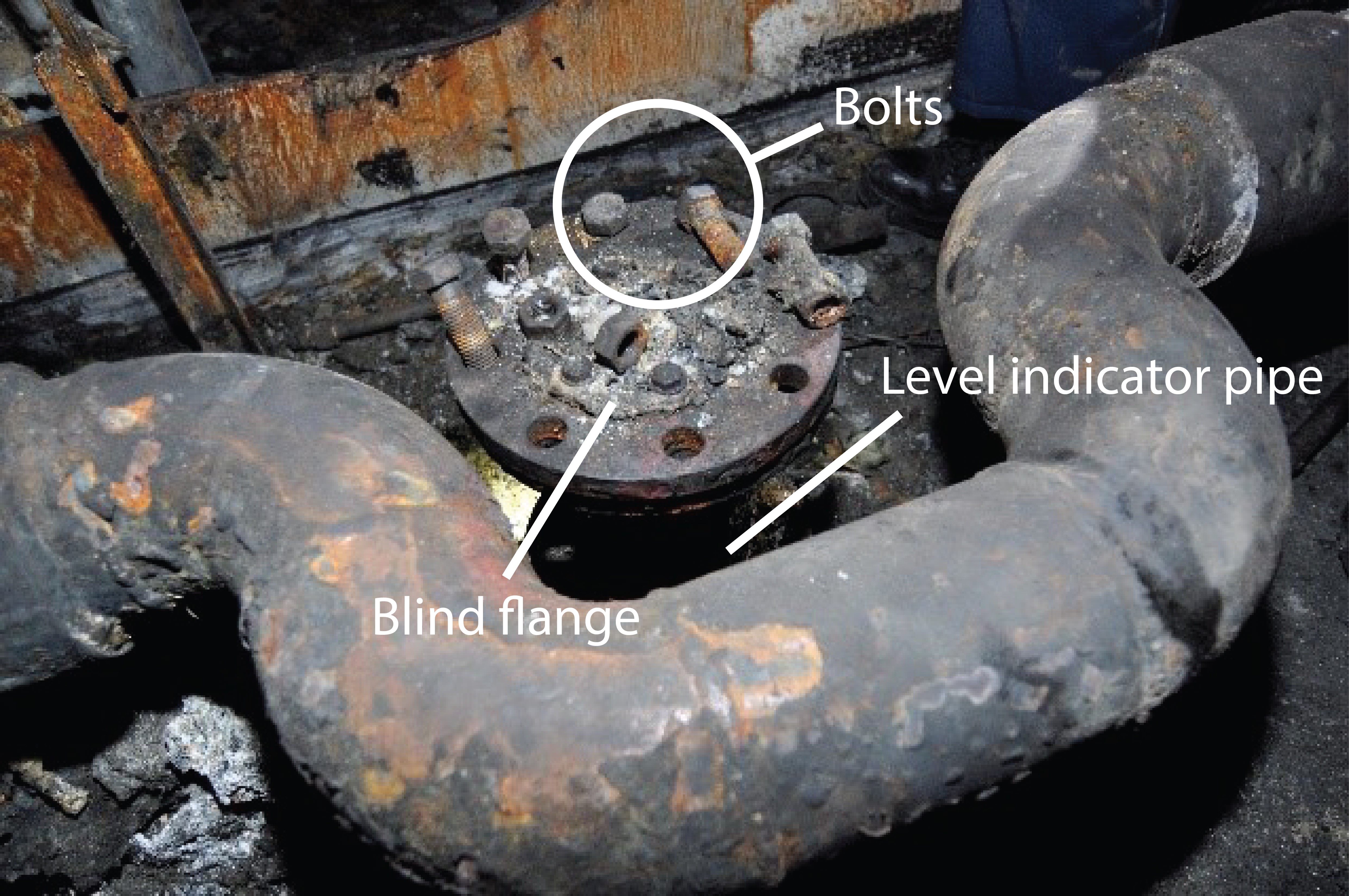 Blind flange secured by 1 bolt on the level indicator pipe on the heavy fuel oil service tank (Source: TSB)