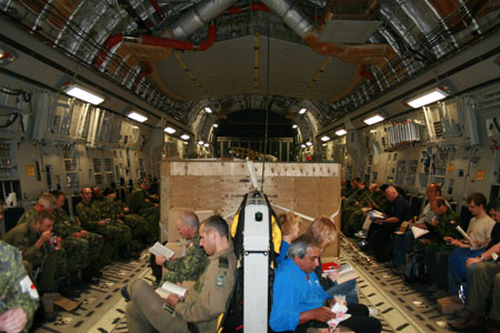 Enroute vers Operation Nanook sur un aéronef C-17 des Forces Canadiennes