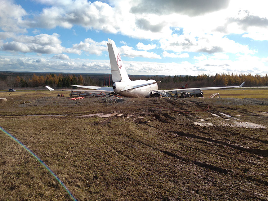 Terrain derrière le Boeing 747-400F en cause à l’aéroport international Stanfield d'Halifax (Nouvelle-Écosse)