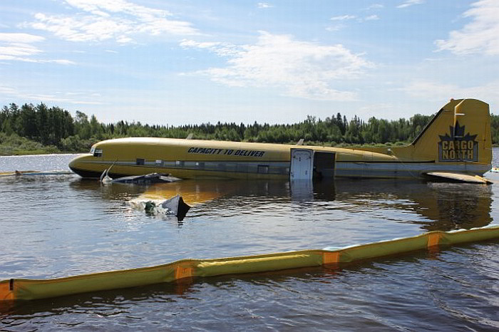 Un appareil Douglas DC3C-TP67 récupéré dans le lac Eabamet suite à un atterrissage forcé.