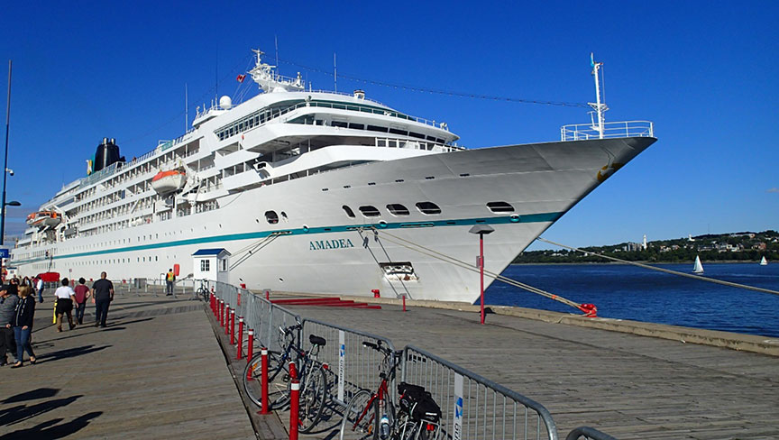 Le navire à passagers Amadea amarré dans le Port de Québec, à Québec (Québec)