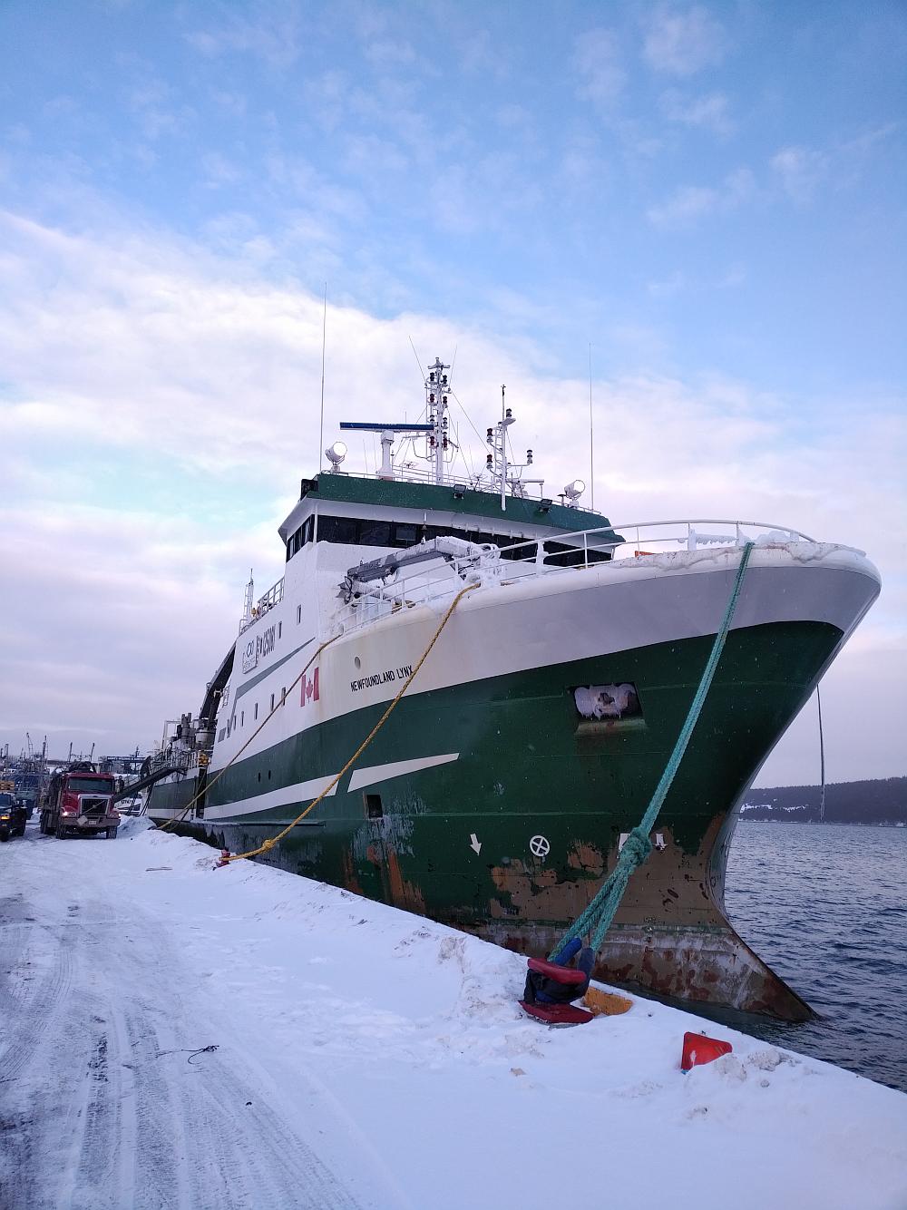 Photo du bateau de pêche Newfoundland Lynx vu du quai de St. Anthony (T.-N.-L.).