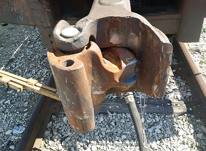 Image du mécanisme d’attelage du wagon qui s’est dételé de la locomotive de triage
