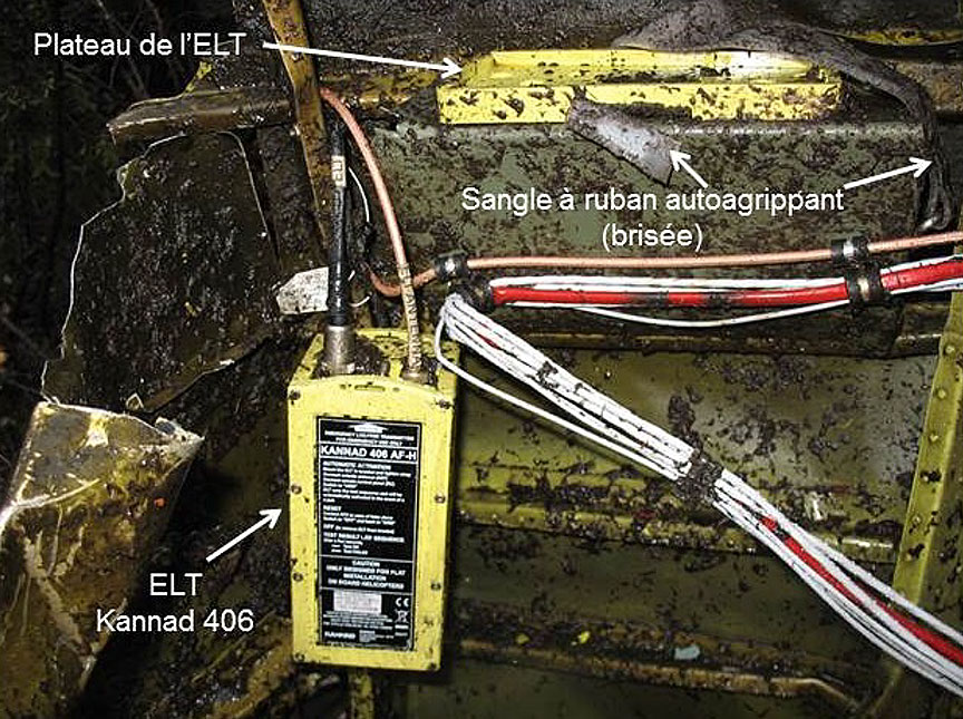 photo de la radiobalise de repérage d'urgence (ELT) automatique fixe d'hélicoptère (AF-H) Kannad de 406 MHz suspendue par ses câbles