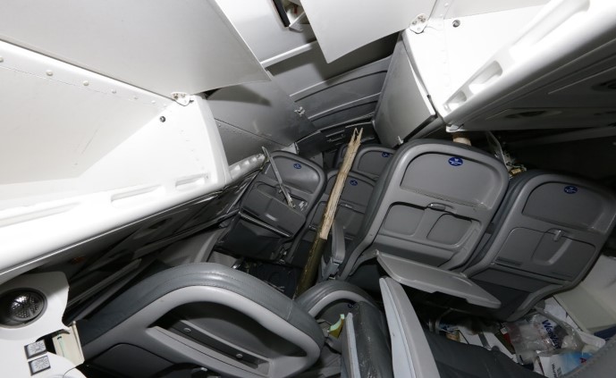 Photo des sièges déplacés dans la cabine (Source : BST)
