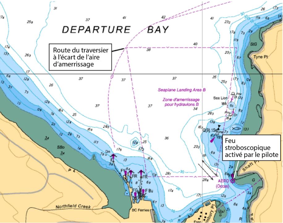 Carte du port de Nanaimo qui montre l’aire d’amerrissage désignée pour les hydravions, la route des traversiers et le feu stroboscopique activé par le pilote (Source : Service hydrographique du Canada, avec annotations du BST)