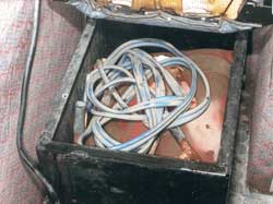 Câbles de démarrage trouvés par-dessus un gilet de sauvetage rangé sous un siège
