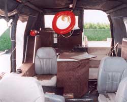 Vue de l'intérieur du véhicule et de la sortie arrière avec la rampe d'embarquement en position relevée