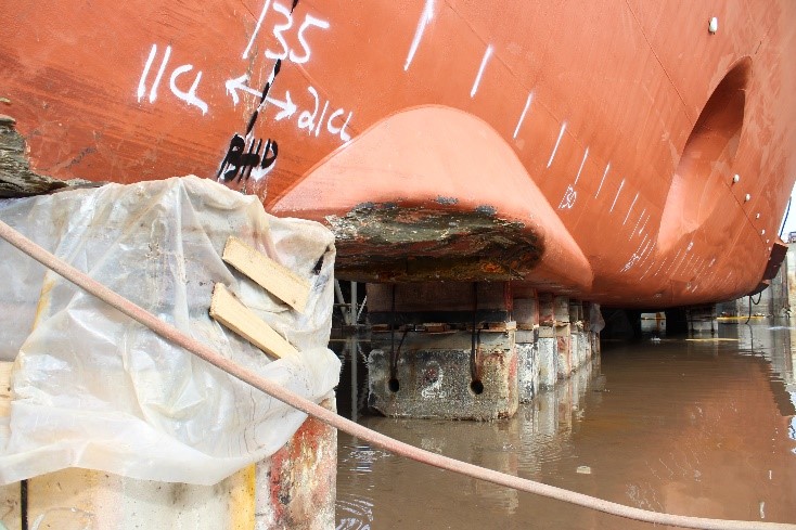 Vue des dommages causés au logement du transducteur scientifique sous-coque du côté bâbord, au niveau de la citerne de ballast no 21 au centre (Source : BST)