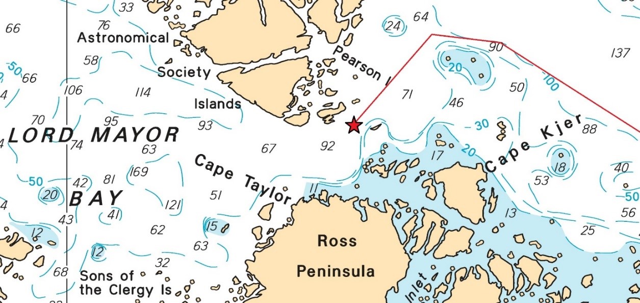 Vue rapprochée des profondeurs cartographiées dans le passage entre la péninsule de Ross et les îles Pearson et Astronomical Society, avec indication de la route finale et de l’emplacement de l’échouement (Source : Service hydrographique du Canada, avec annotations du BST)