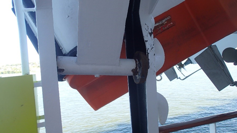 Dommages causés au rail à galets arrière du bossoir de l’embarcation de sauvetage n<sup>o</sup> 4 (Source : BST)