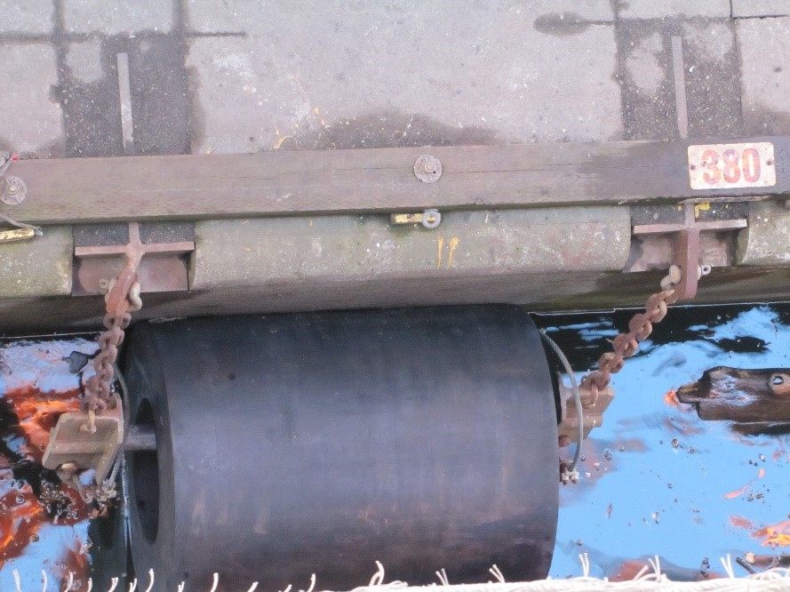 Défense cylindrique au poste d’accostage 5 de Vanterm (Source : BST)