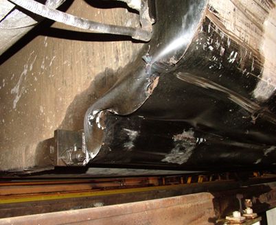 Photo 5. Réservoir de carburant bosselé de la locomotive VIA 6444 (source : BST)
