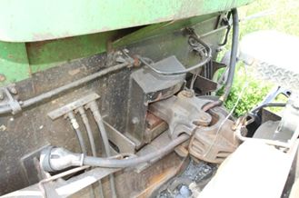 Photo du conduite couplable coincée entre les mâchoires d'attelage de la deuxième et de la troisième locomotives (après l'accident)