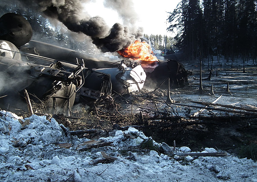 Vue du lieu du déraillement montrant l'incendie d'un wagon-citerne causé par une rupture thermique