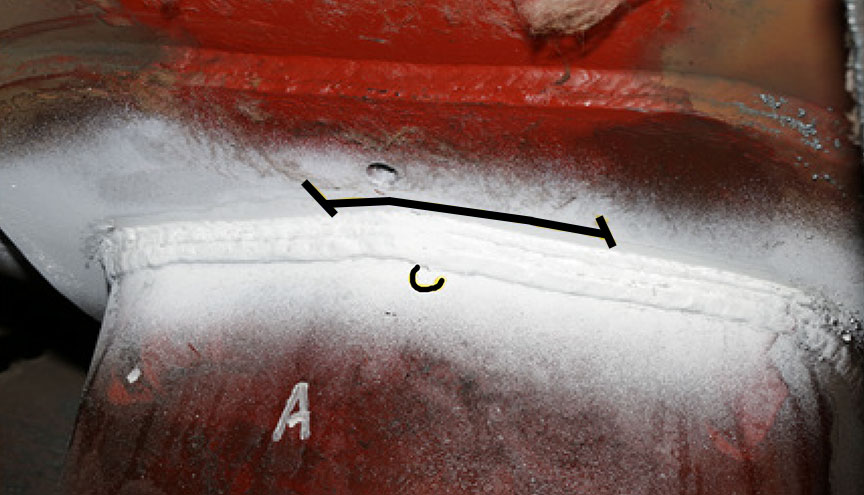 Figure 7. Emplacement de la fissuration relevée dans la soudure de la cale de bout de citerne, au bout A du wagon TGOX 155010, montrée en noir 