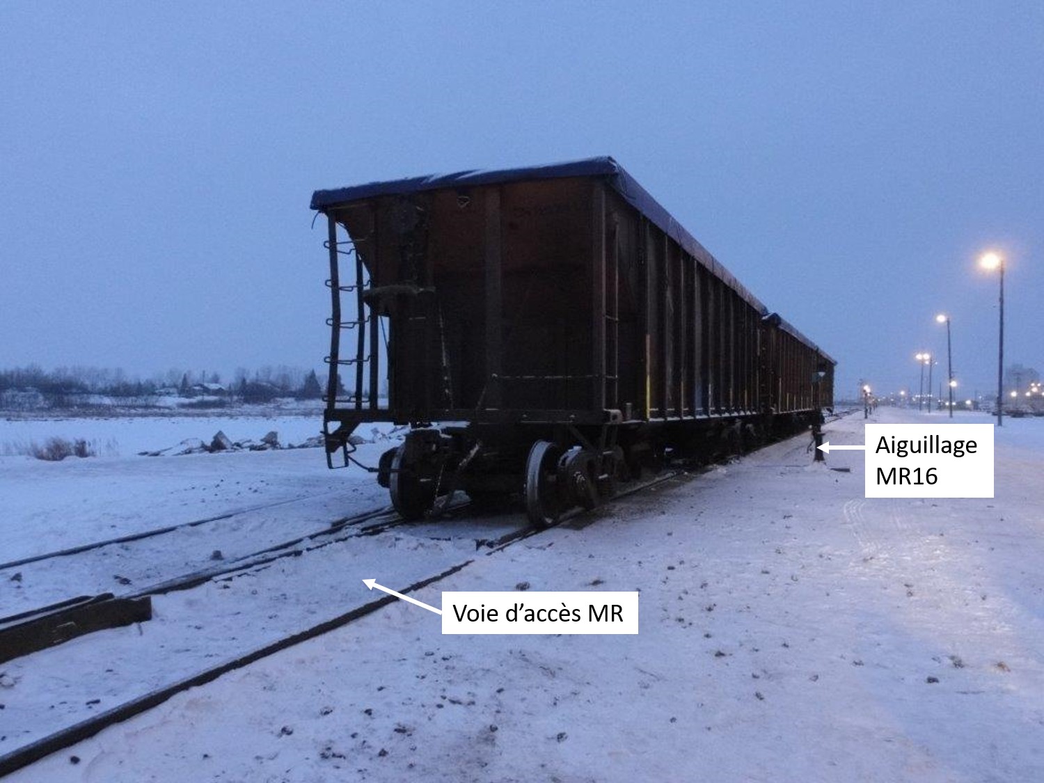 Wagons-trémies découverts en cause dans l’événement, mis en transition sur la voie d’accès MR près de l’aiguillage MR16 (Source : Compagnie des chemins de fer nationaux du Canada, avec annotations du BST)