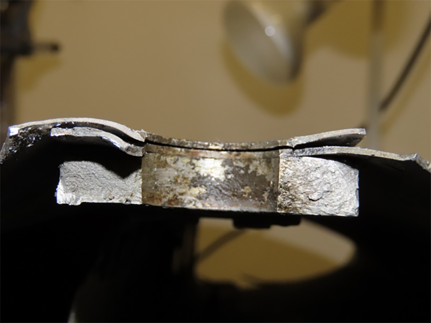 Surface rompue de la plaque de ferrure rompue (Source : BST)