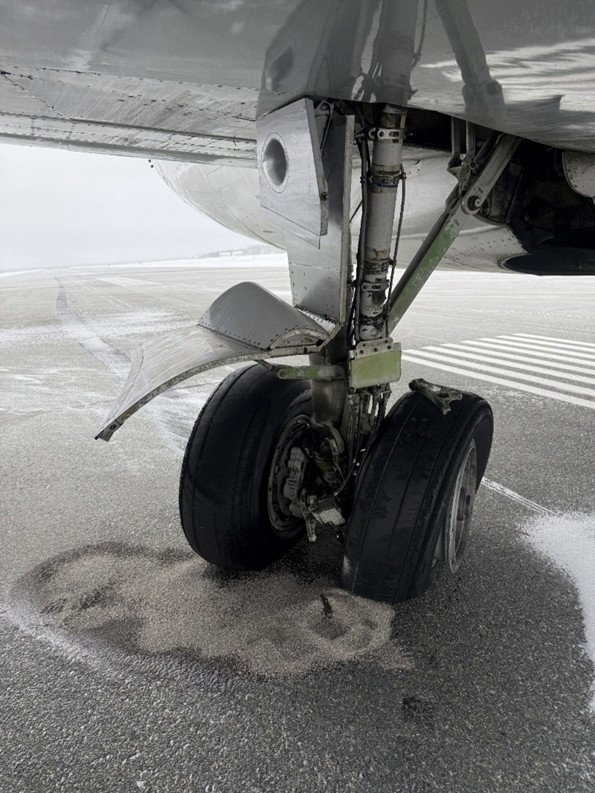 The damaged right main landing gear on the Boeing 737-248C operated by Nolinor Aviation on 17 November 2025. (Source: Val-d’Or Regional Airport)