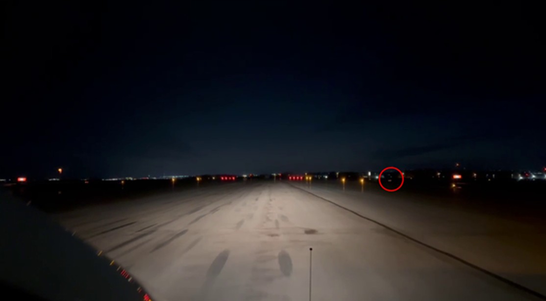 Feux clignotants d’attente à l’écart (encerclés) à la ligne d’attente à l’écart de l’événement à l’étude, à l’Aéroport international Moncton/Greater Moncton Roméo Leblanc (Source : Moncton Flight College)
