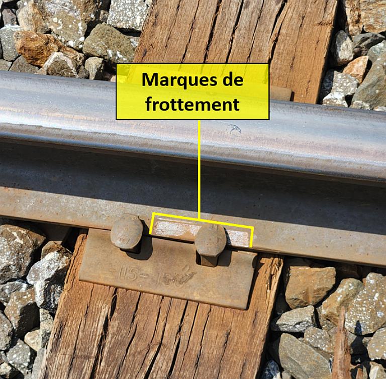 Figure 4. Exemple de marques de frottement due au déplacement longitudinal du rail (Source : BST) 