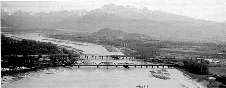 Ponts de la rivière Pitt vue vers l'amont (1999).