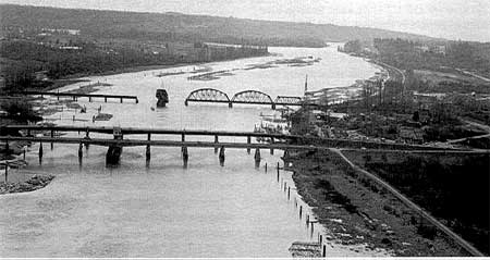 Ponts de la rivière Pitt vue vers l'aval (1986).