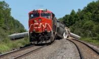 Figure 2. Vue de la locomotive en queue de train et des wagons déraillés (Source : Compagnie des chemins de fer nationaux du Canada)