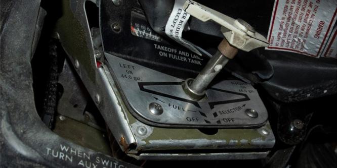 Figure 4. Occurrence aircraft’s fuel selector handle in the LEFT ON position, as found post occurrence (Source: TSB) Figure 4. Occurrence aircraft’s fuel selector handle in the LEFT ON position, as found post occurrence (Source: TSB)