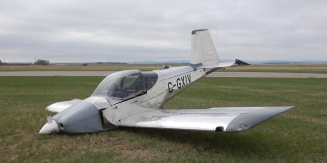 Figure 2. Post-accident view of occurrence aircraft, looking west (Source: TSB)