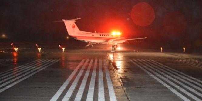 Figure 2. L'aéronef à l'étude immobilisé sur la surface aménagée de la piste 08, après la sortie en bout de piste (Source : Ministère de la Défense nationale)